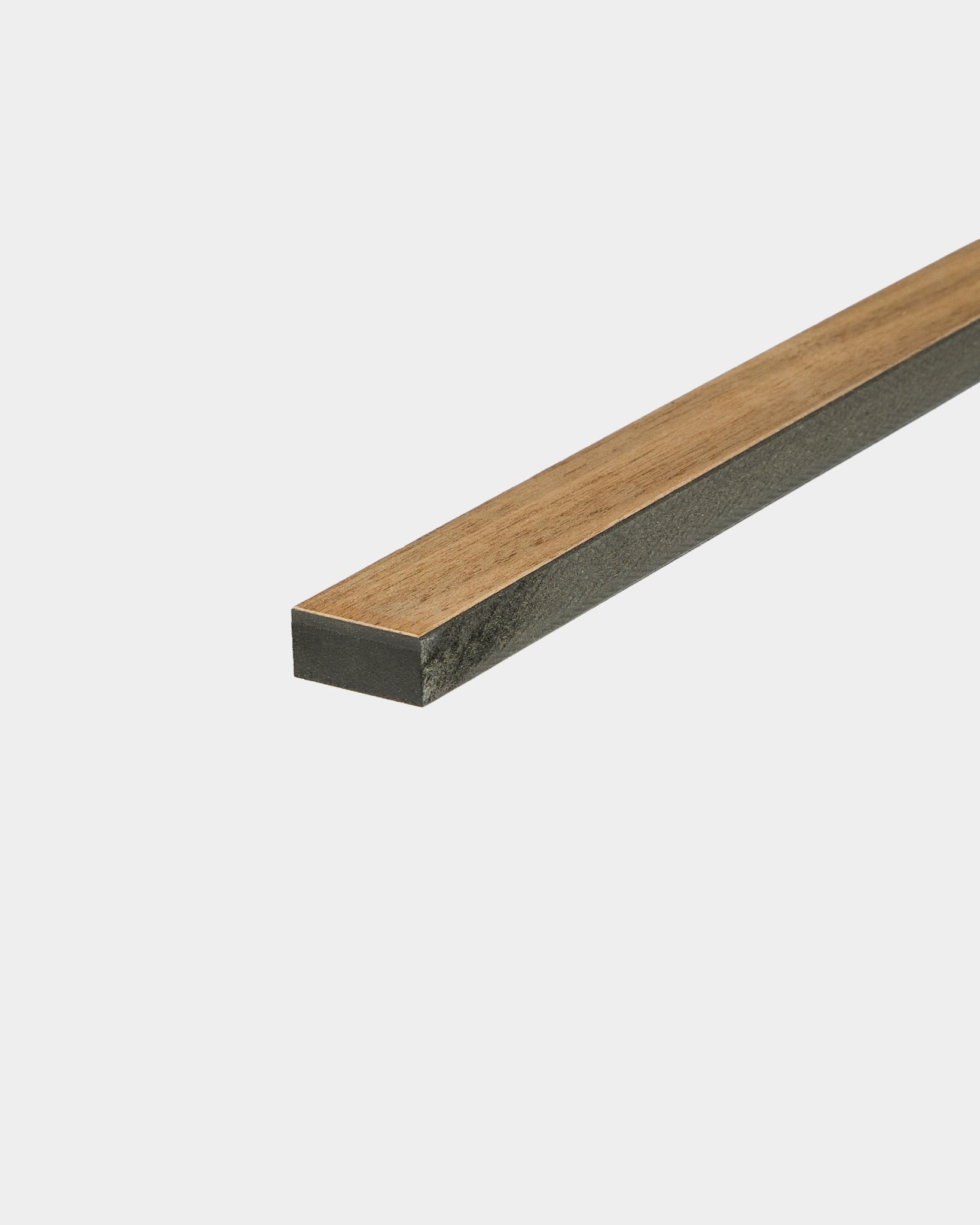 WoodUpp Lamella Walnut 240 cm, eine glatte rechteckige Walnuss-Lamelle für den Kantenabschluss oder als Ersatz für Akupanel Lamellen, auf weißem Hintergrund dargestellt.